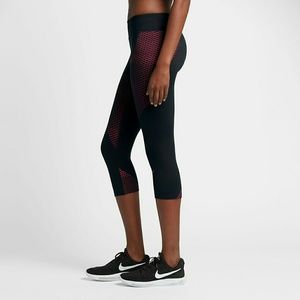 Nike Zonal strength  crops NWT size XS
